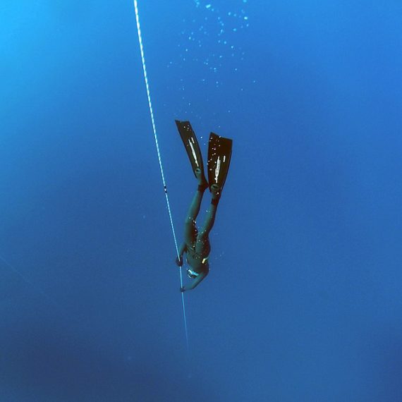 Free diver following a guide rope via Pixabay