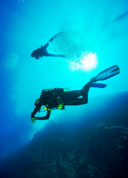Scuba diving by Francisco Jesus Navarro Hernandez via Unsplash
